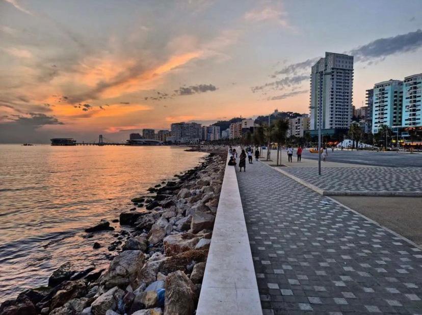 Lovely Studio Apartment Beachfront Durrës Esterno foto